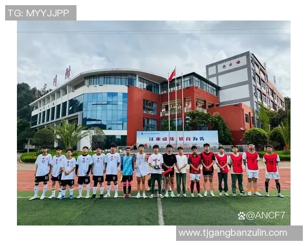 在绿茵场上追逐梦想踢足球的激情与快乐分享